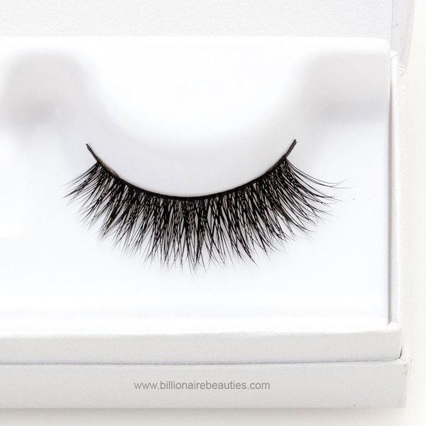 Flared high-volume mink lashes to complement bold eye makeup and dramatic styles.