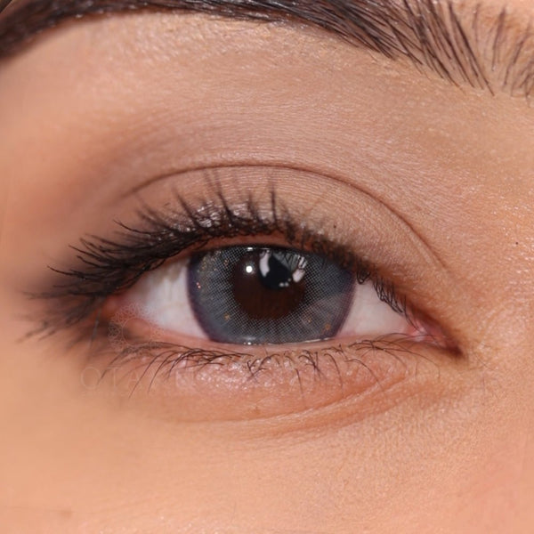 Limbal ring blue contact lenses for a bold, defined eye look.